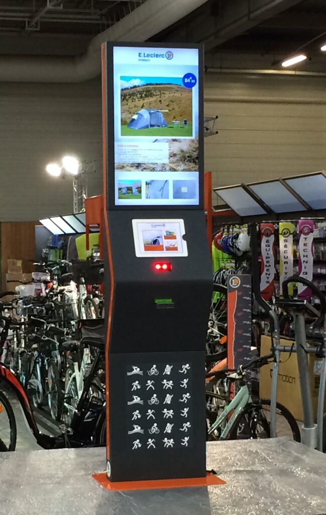 Borne PLV métal avec deux écran tactile avec impression numérique, peinture et habillage sur mesure