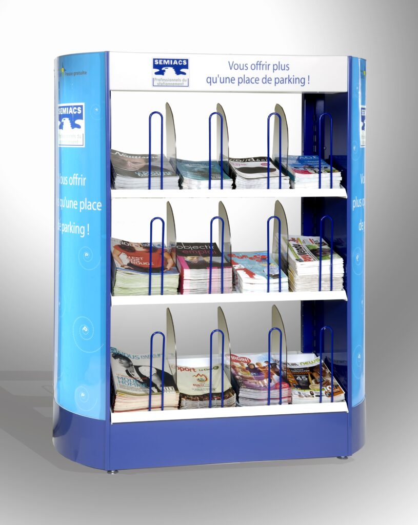 Présentation sur lieu de vente (PLV) en métal avec du plastique rigide et impression numérique pour habillage sur le PLV.