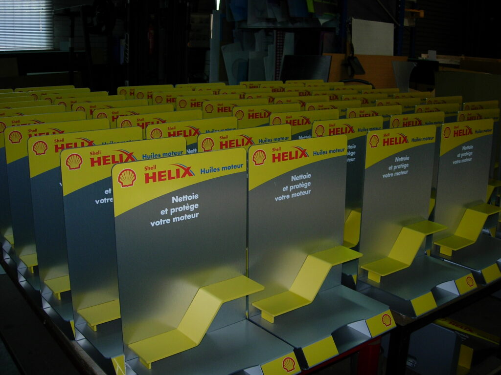 PLV Avec socle sur mesure avec impression numerique et découpe sur mesure en carton