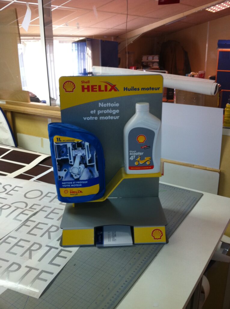 PLV Avec socle sur mesure avec impression numerique et découpe sur mesure en carton