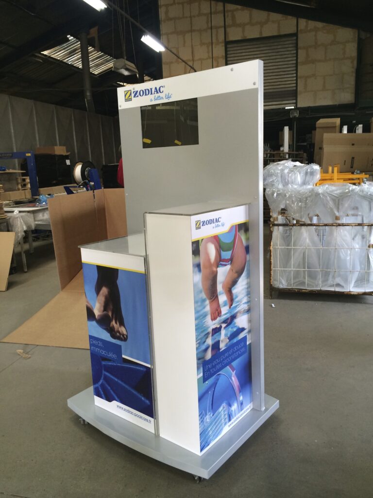 Podium sur roulette pour PLV déplaçable en métal rigide avec impression numérique et habillage